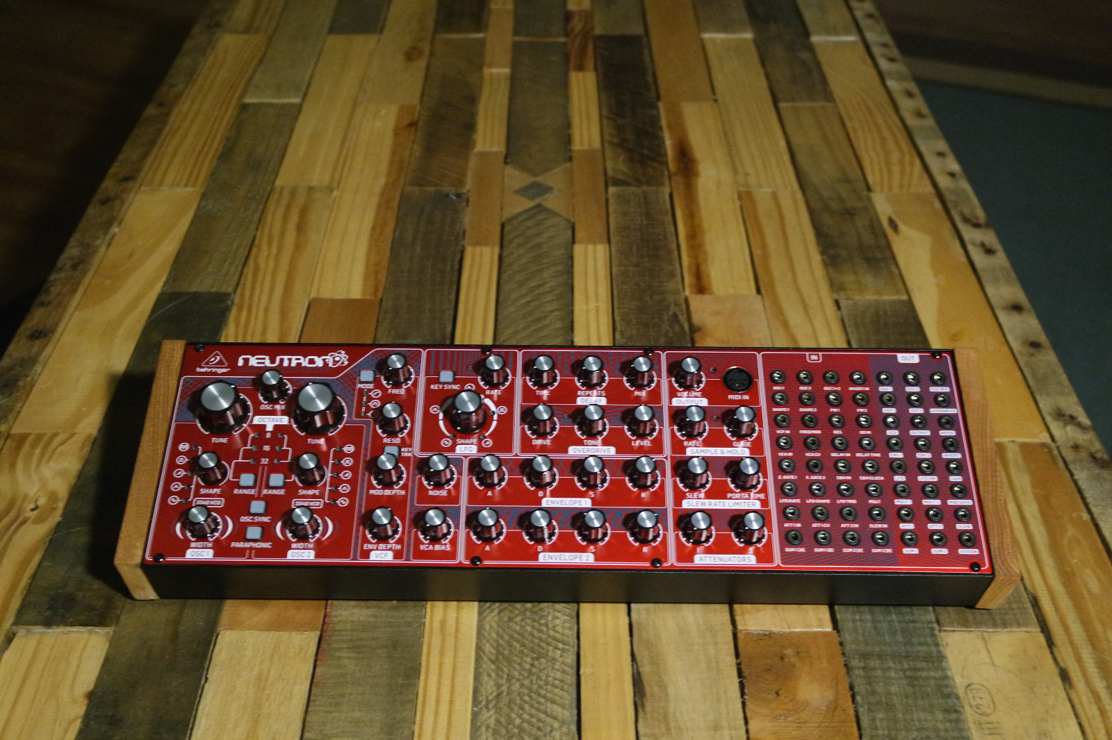 Behringer Neutron/Model D Desktop Synthesizer Solid Oak Cheeks (Natural)