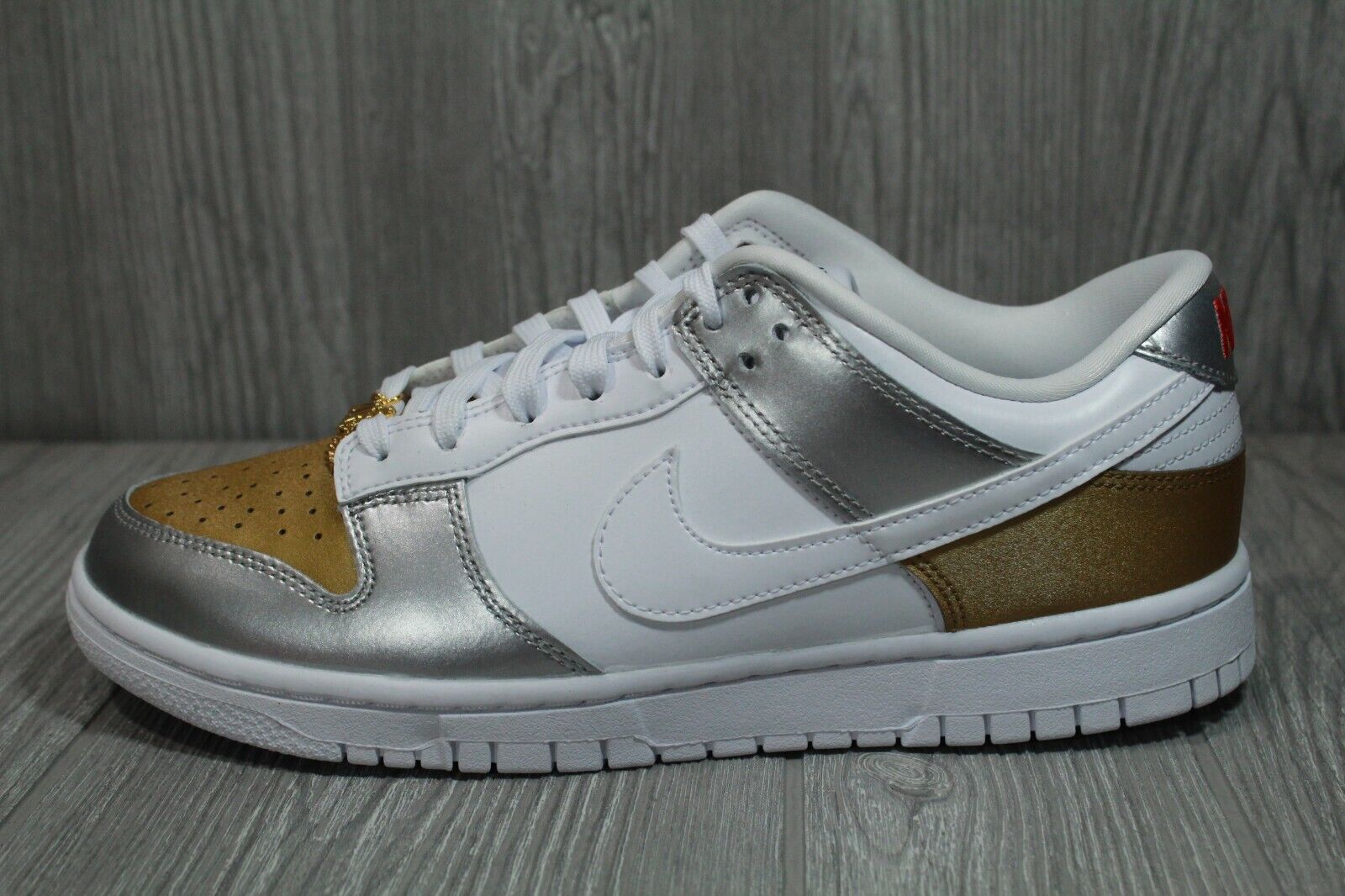 Nike Dunk Low SE Gold Chain Metallic Silver White DH4403-700 Nike Dunk Low SE Gold Chain Metallic Silver White DH4403-700