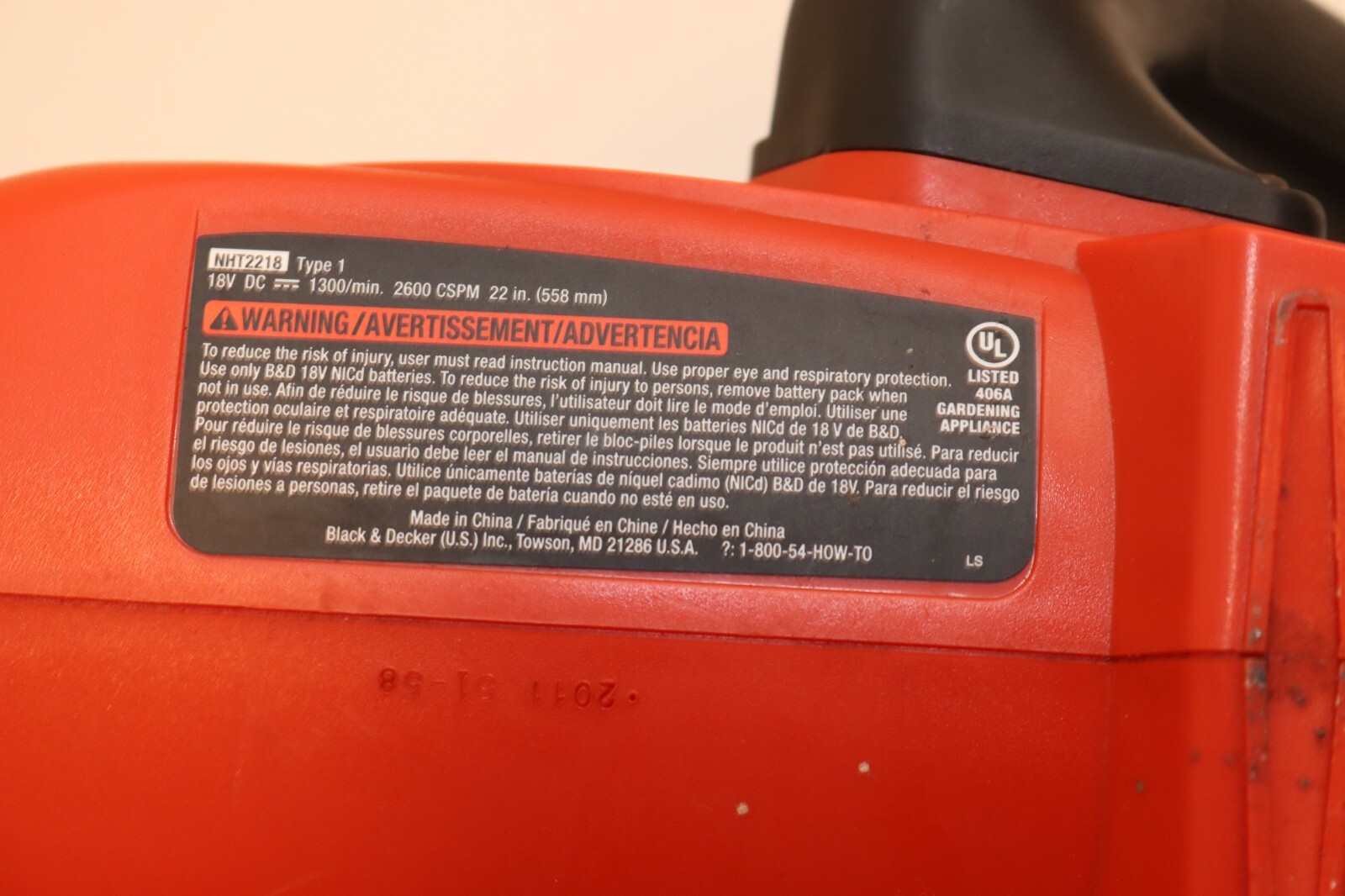 Black & Decker NHT2218 18-Volt Cordless Hedge Trimmer, 22-Inch