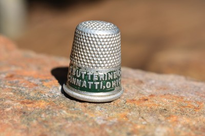 RARE 1930s ADVERTISING ALUMINUM THIMBLE WHTE KING WASHES EVERYTHING SCARCE ITEM
