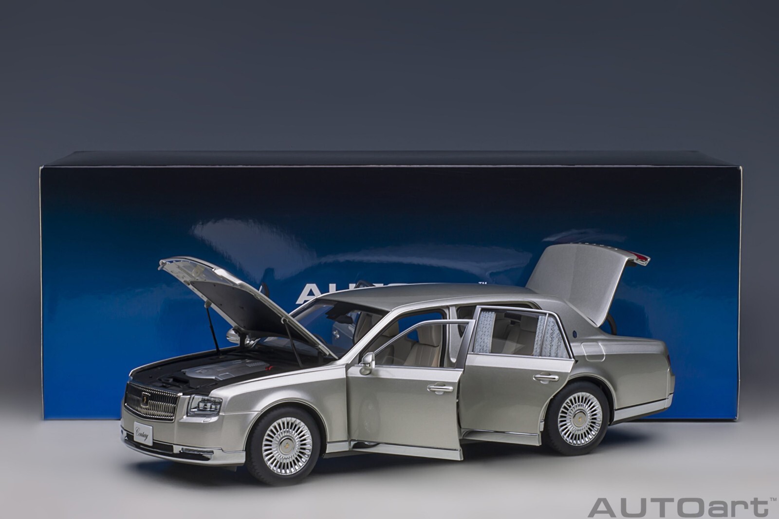 AUTOart Toyota 1:18 スケールモデル Autoart Toyota Century with curtains (Silver) in 1/18 Scale