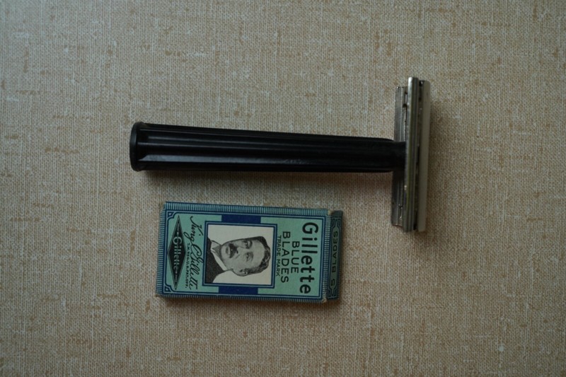 Vintage 1951 Gillette Black Bakelite Handle Tech DE Safety Razor - W-4