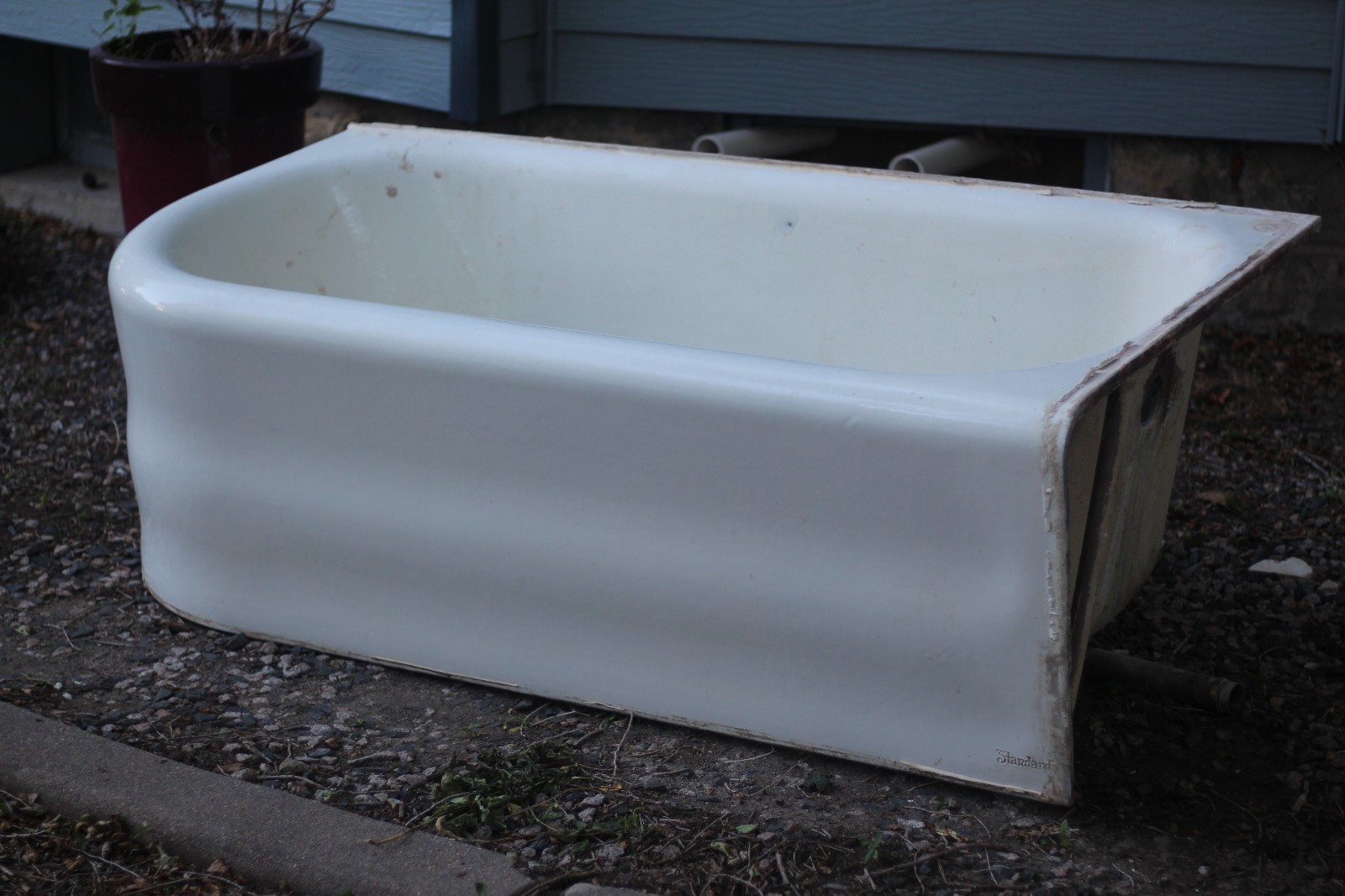 Porcelain covered cast iron bathtub