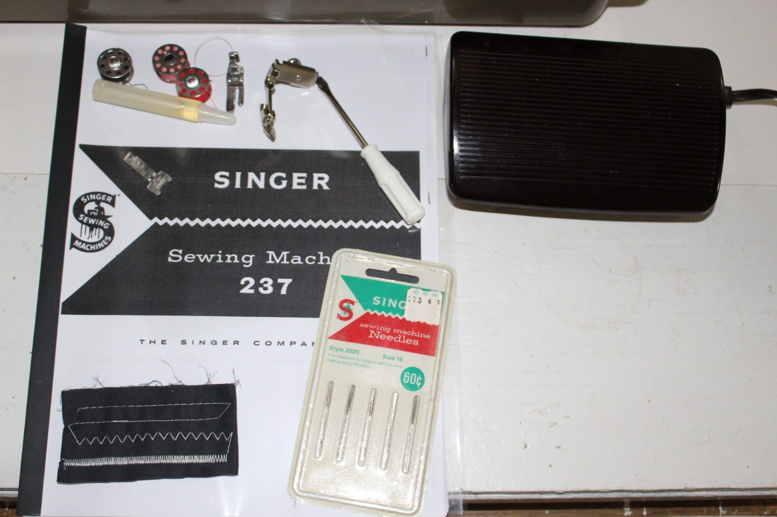 Vintage SINGER 237 Heavy Duty All Metal Sewing Machine w Case Manual & Access