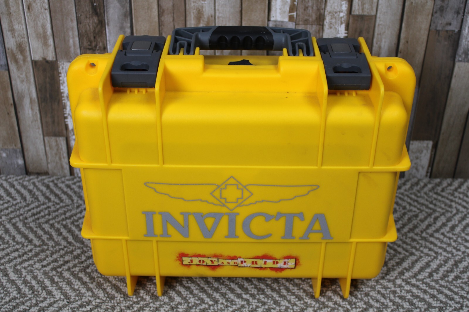 Invicta 8 Slot Impact Resistant LIMITED EDITION Yellow Dive Collector Case Box Invicta 8 Slot Impact Resistant LIMITED EDITION Yellow Dive Collector Case Box