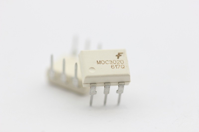 Circuit IntÃGrÃ Moc3020 Fairchild Nos (Ancien Stock Neuf) 1pc C550au8f250215