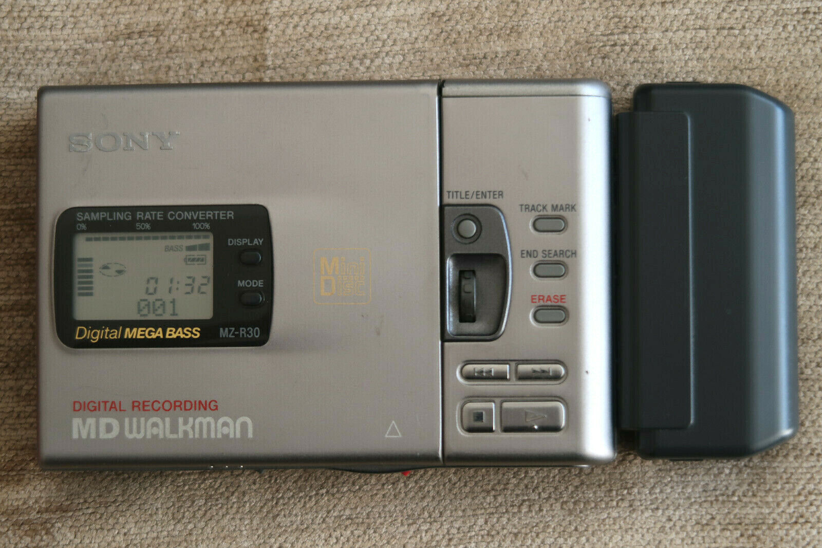 SONY MZ-R30 MINI DISC PLAYER RECORDER IN GREY MADE IN JAPAN SONY MZ-R30 MINI DISC PLAYER RECORDER IN GREY MADE IN JAPAN
