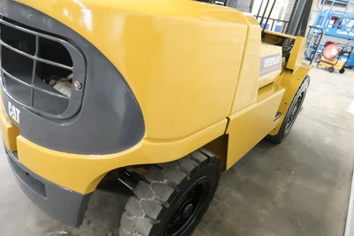 2004' CAT GP40K, 8,000# Pneumatic Tire Forklift, Gas Engine, Two stage, 3 Way