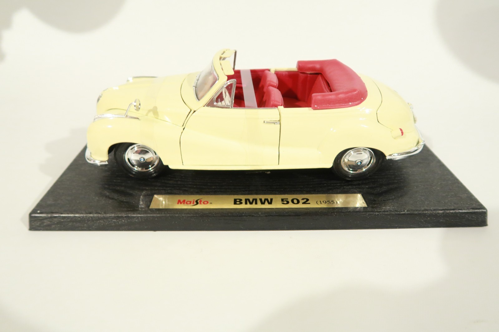 White Maisto Special Edition 1:18 Scale 1955 BMW 502 Convertible Car w/ Box