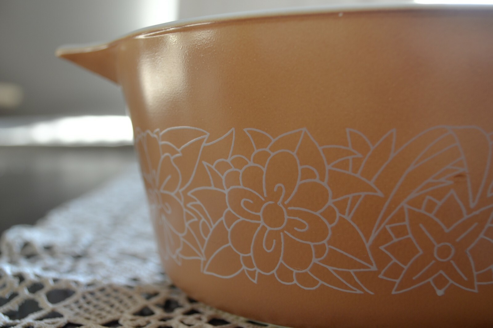 Vintage Pyrex Woodland #474B Tan Covered Casserole With Lid