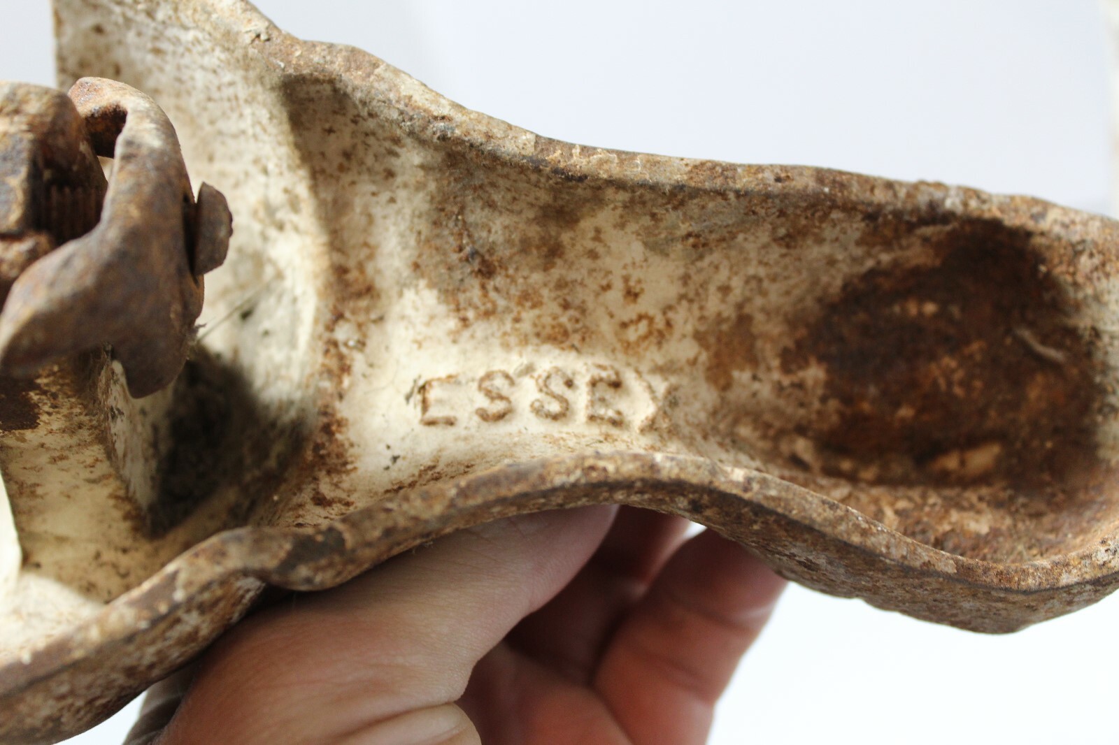 ANTIQUE VINTAGE PAIR CAST IRON CLAW FOOT BATHTUB TUB FEET LEGS BALL CLAW ESSEX