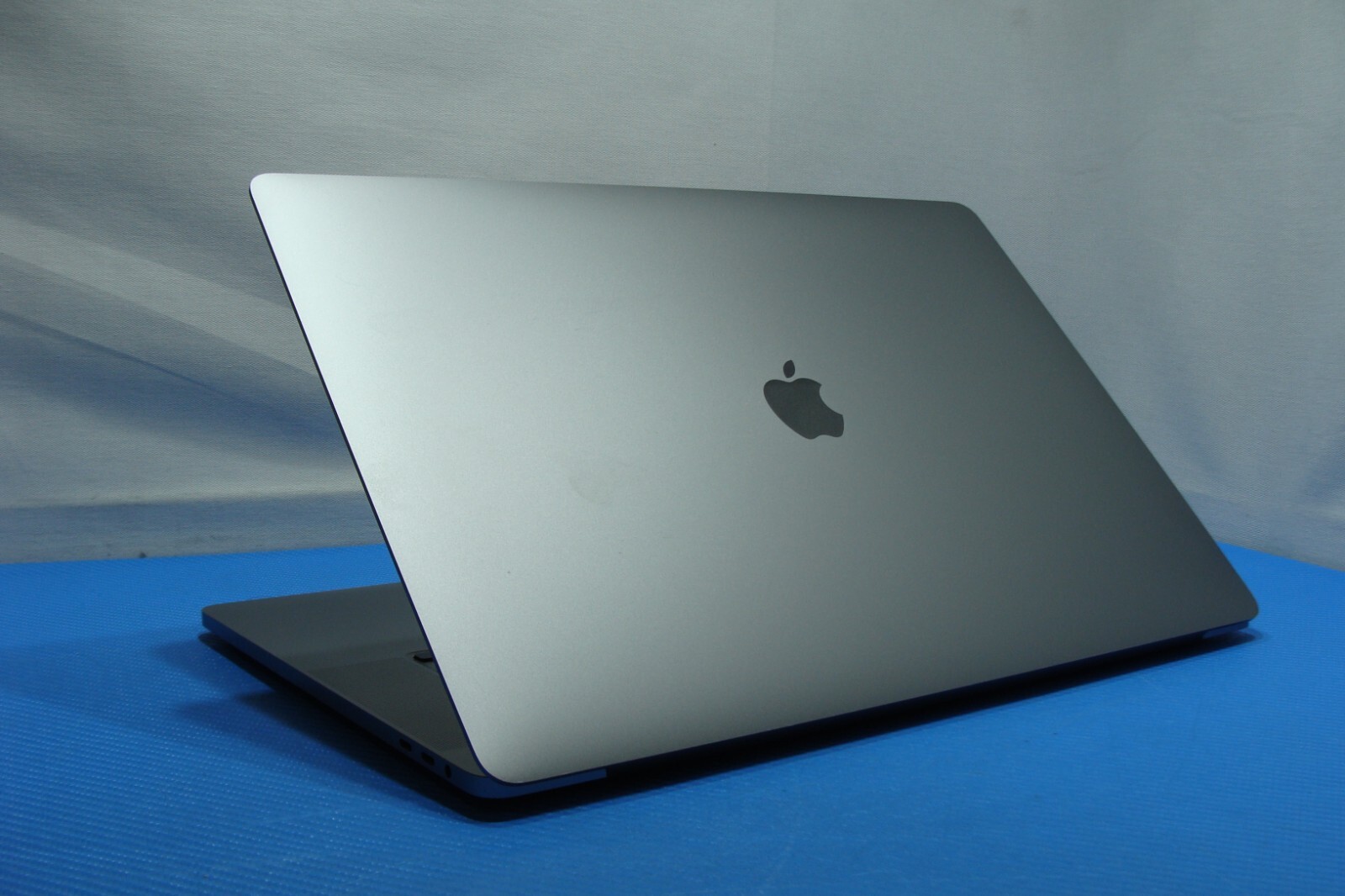 Apple MacBook Pro 16" (2019) i9 2.3GHz 16GB RAM 1TB SSD - Space Gray - Thumbnail 3