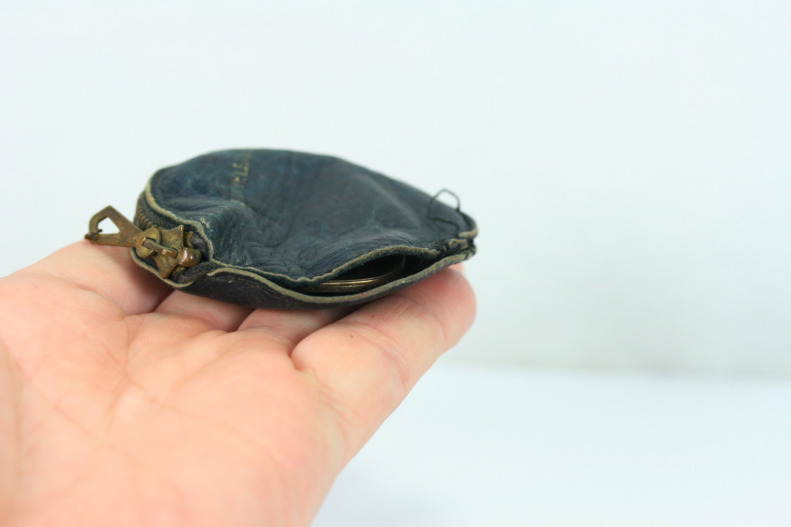 VINTAGE POLAROID CLIP ON SUNGLASSES IN LEATHER CASE