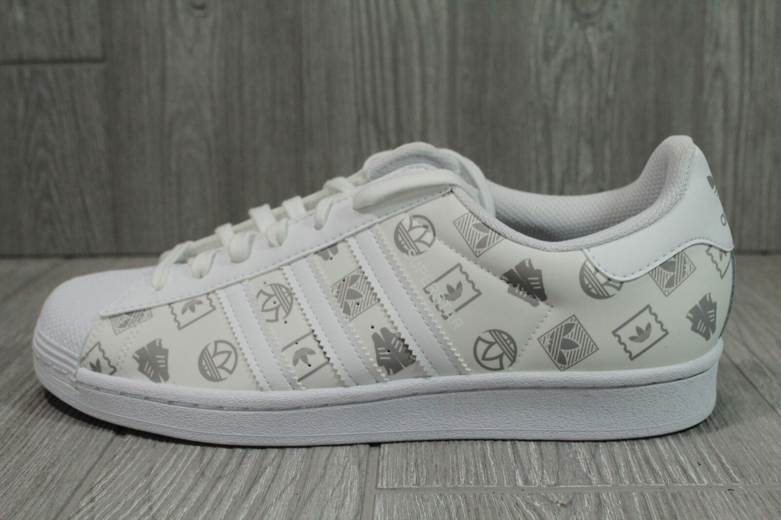 Adidas SUPERSTAR ホワイト/ロゴ adidas Superstar - White/Grey – Nohble