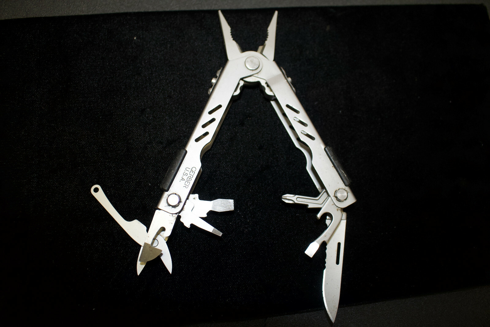 Gerber Needle Nose  Multi Tool Scissors Screwdrivers Knife