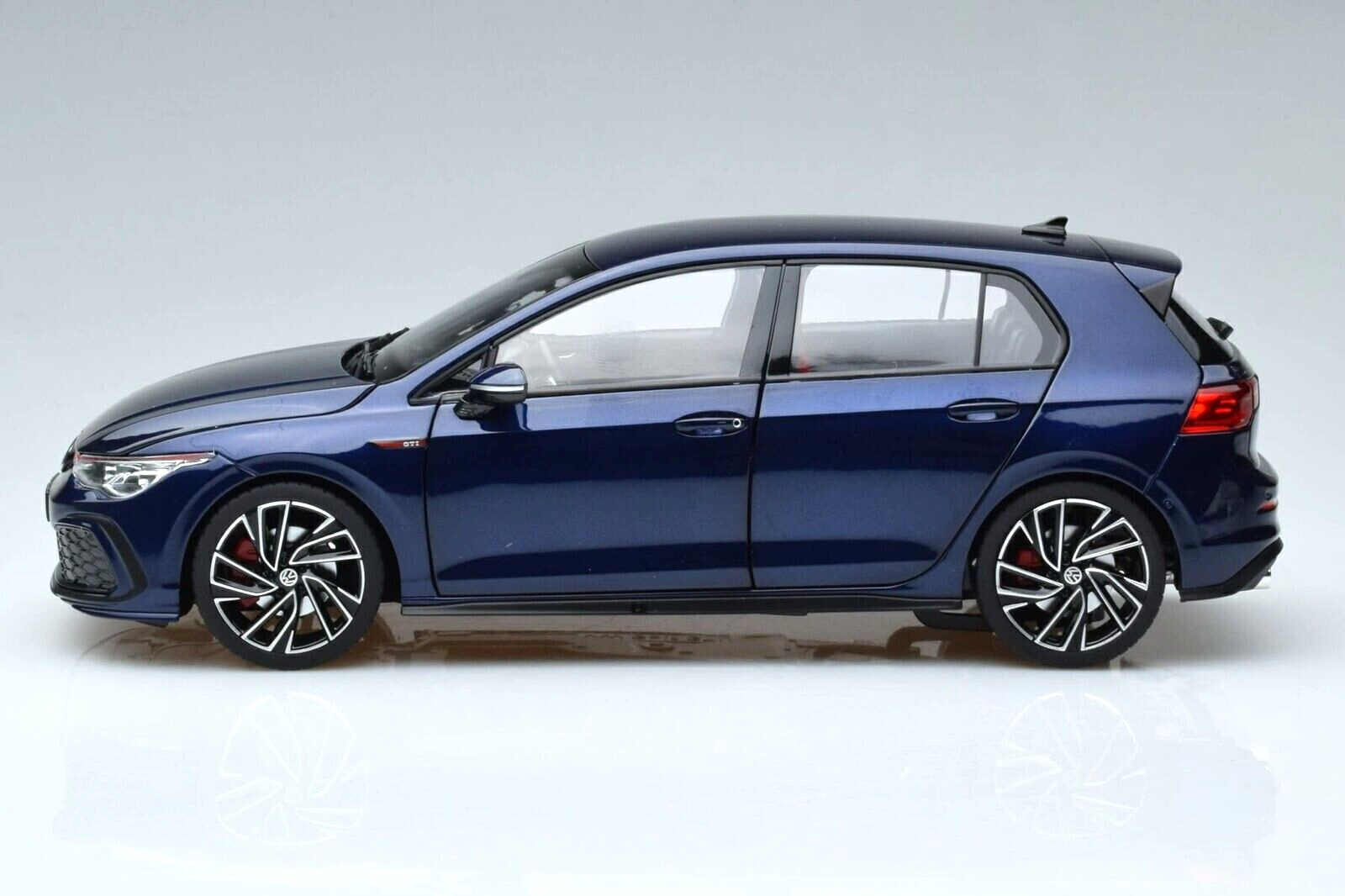 1/18 Volkswagen Golf VIII GTi 2020 Blue Metallic Diecast Model by