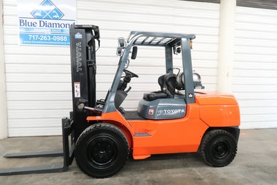 2010 Toyota Forklift, 7FGAU50, 11,000# Pneumatic, LP Gas, Three stage mast.