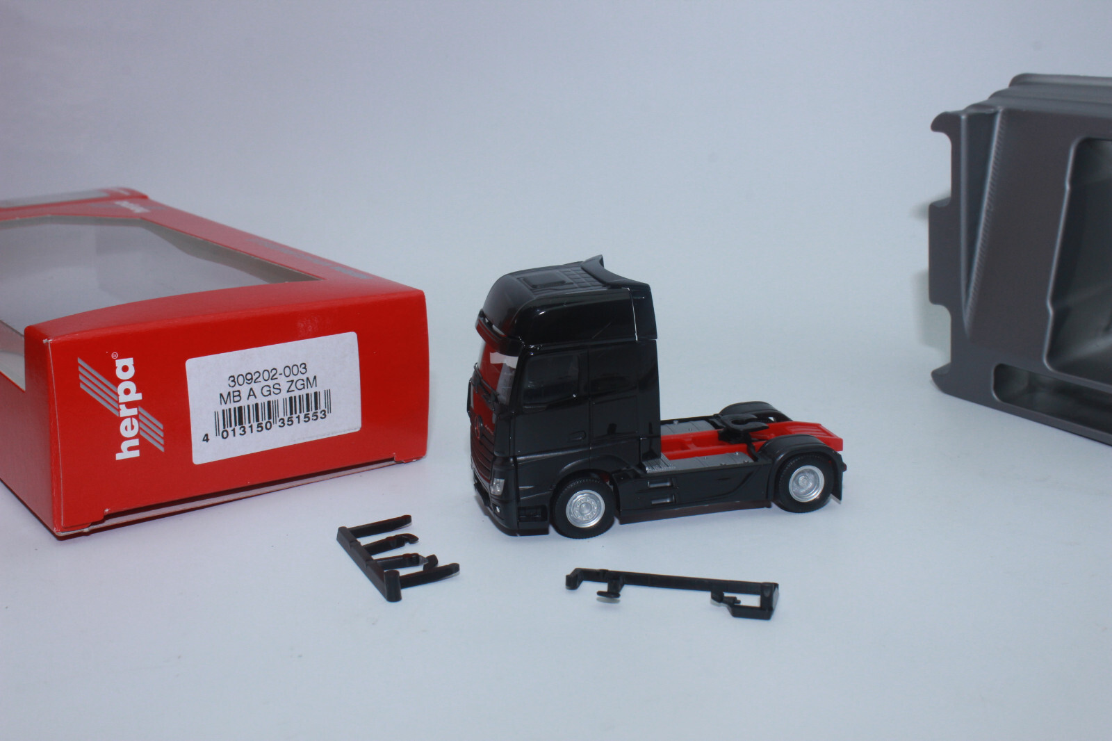 Herpa 309202 Mercedes-Benz Actros Gigaspace Zugmaschine 1:87