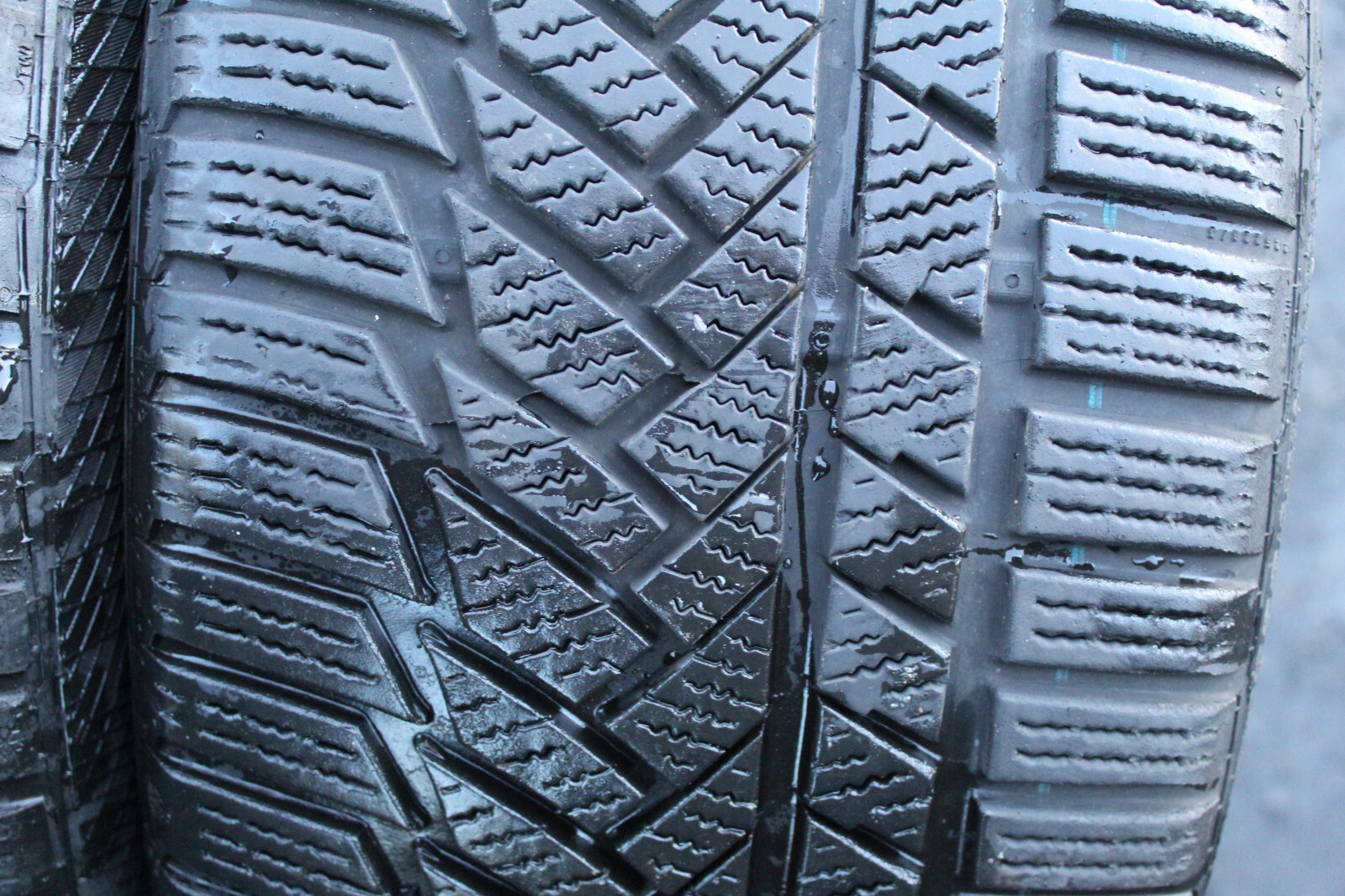 235 45 18 Continental, Winter, XL M+S, 98V, x2 A Pair, 6.5mm (f1_tyres) FO L1859