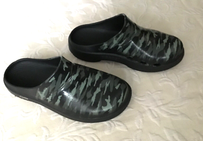 oofos camo clogs