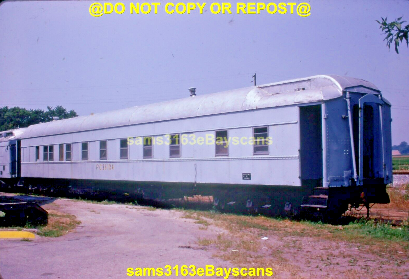 ORIGINAL SLIDE PENN CENTRAL RR HEAVYWEIGHT BUNK CAR 28104 ELNORA IN 1983