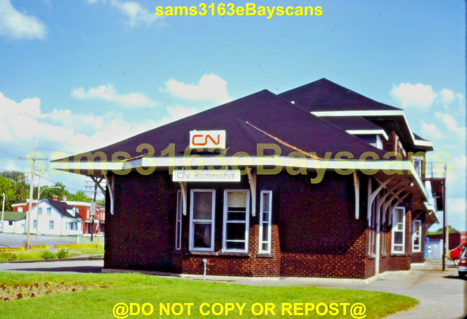 ORIGINAL SLIDE CANADIAN NATIONAL RWY STATION AT RICHMOND QUEBEC CANADA 1984