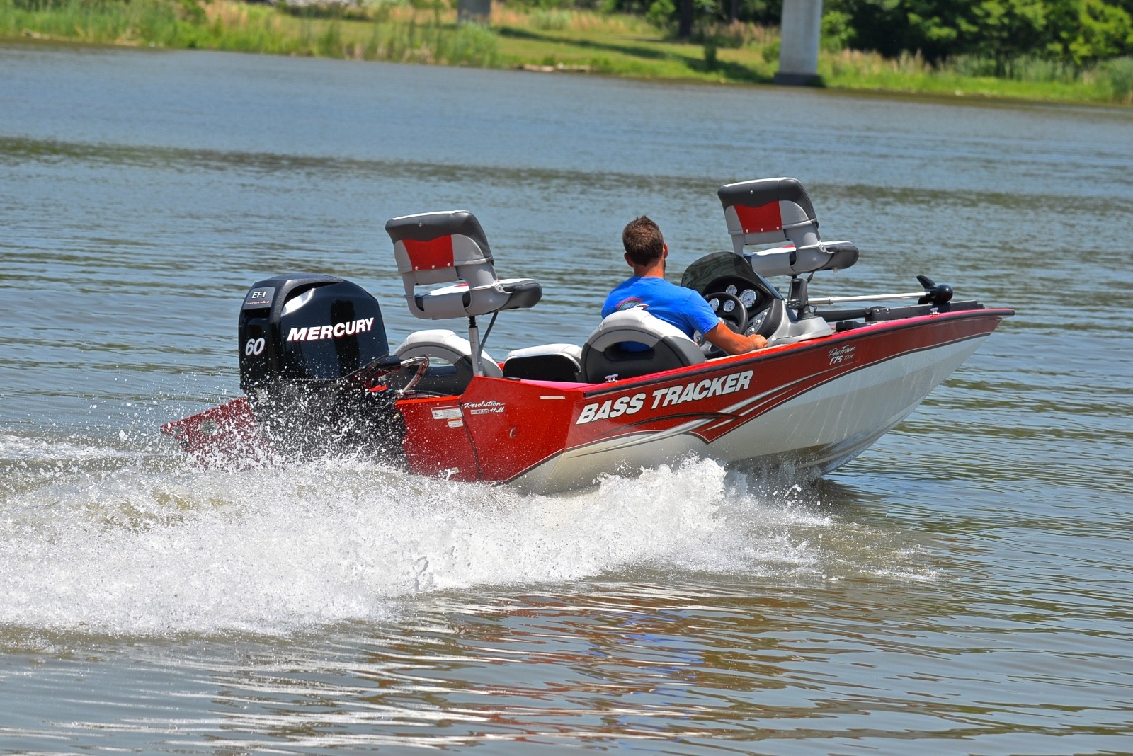 BASS TRACKER PRO TEAM 175TXW 60 FOUR STROKE.....ONLY 5 HOURS