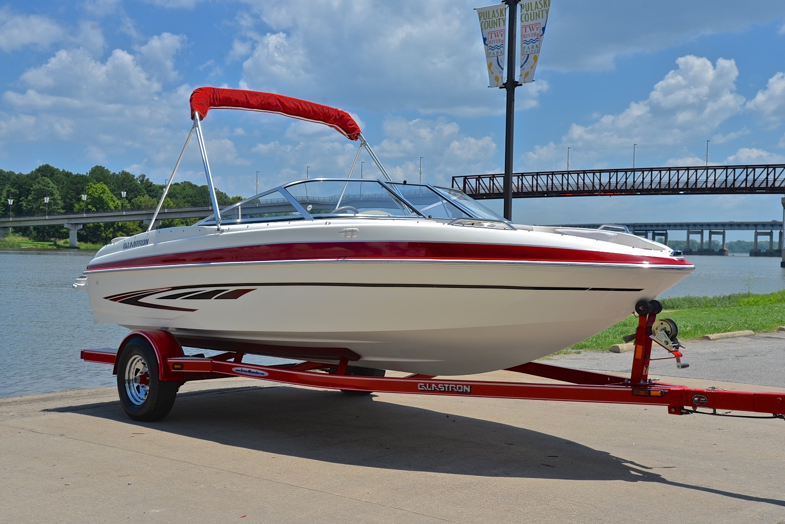 GLASTRON 205-GT .... VERY CLEAN ... ONLY 220 HOURS