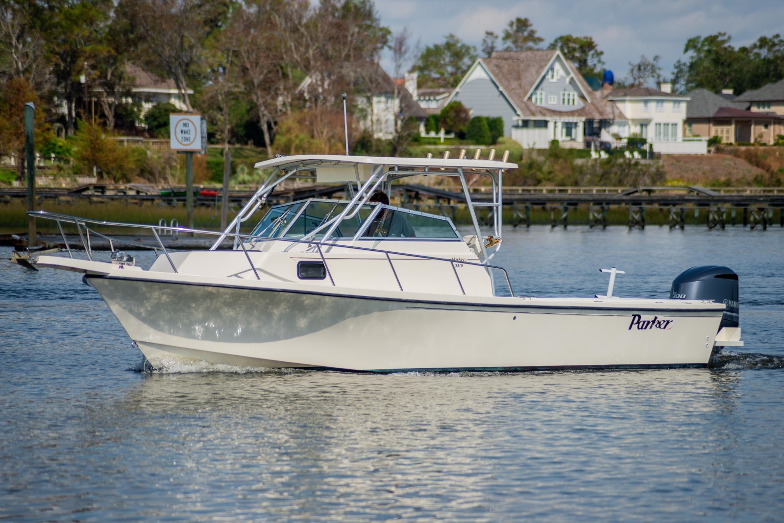 PARKER 2510 WALKAROUND W/ 2018 YAMAHA 300