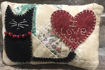 Decorative cat-shaped cushion made by hand in punch needle with heart decoration