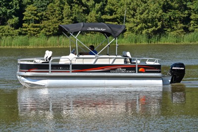 SUN TRACKER 21 FISHIN BARGE 60HP....ONLY 100 HOURS