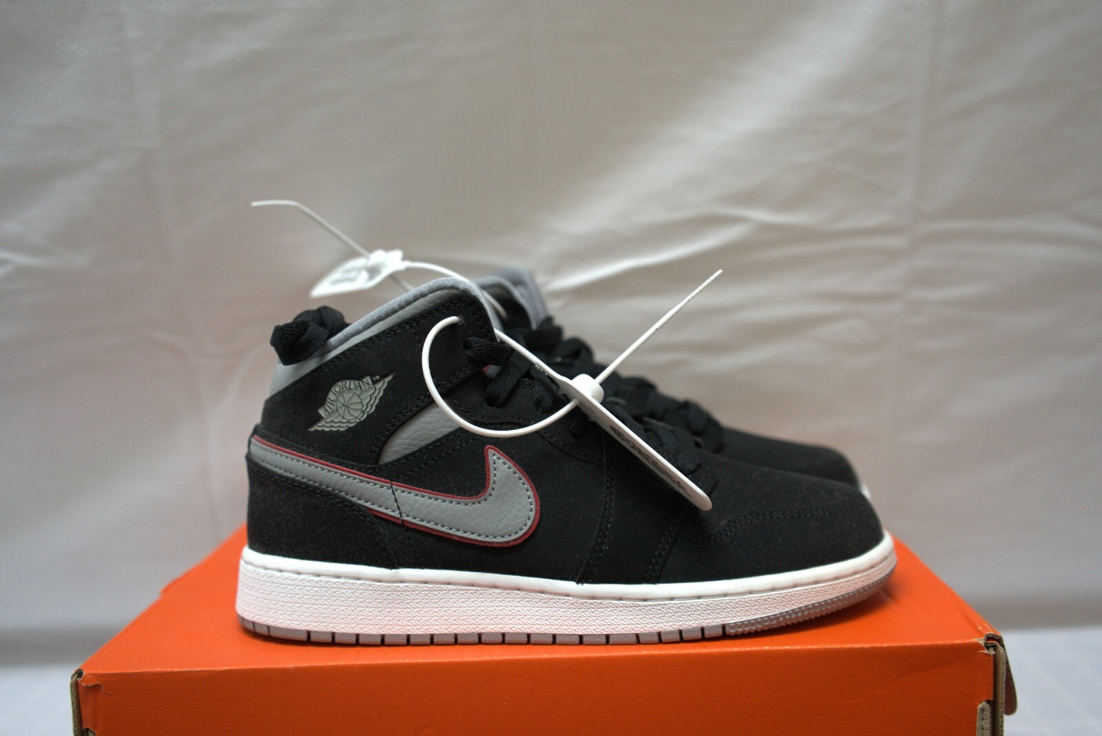 nike air jordan 1 mid black particle grey gym red