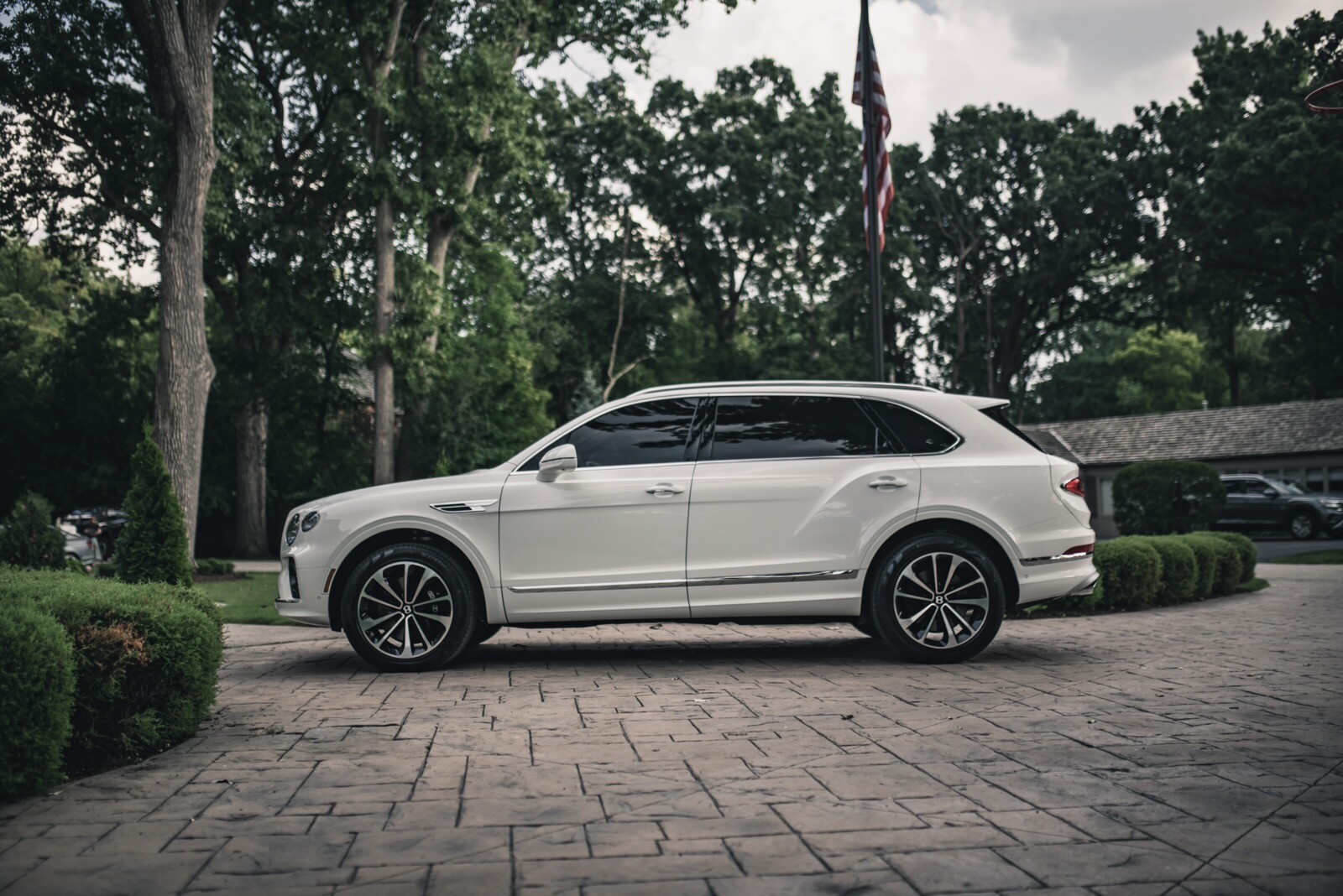 Owner 2023 Bentley Bentayga EWB V8