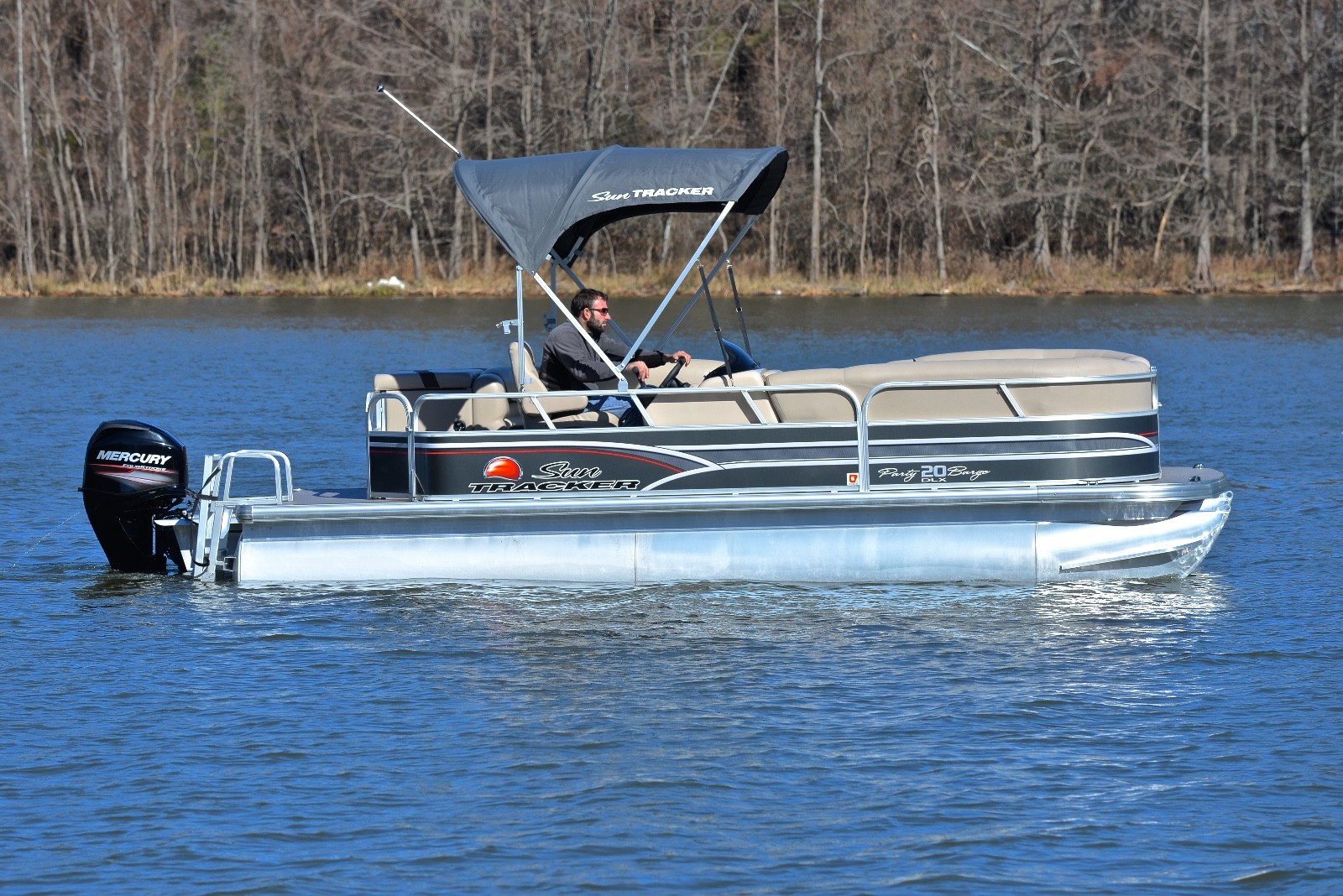 SUN TRACKER PARTY BARGE 20 DLX ....ONLY 70 HOURS