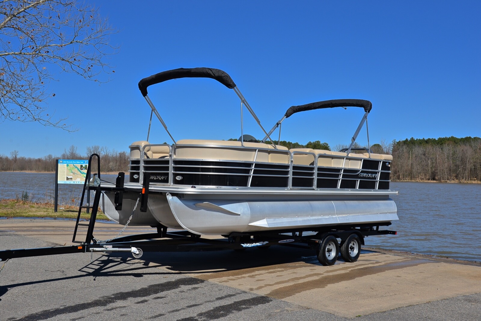 STARCRAFT 226 LTD TRITOON... 150 HP... ONLY 70 HOURS