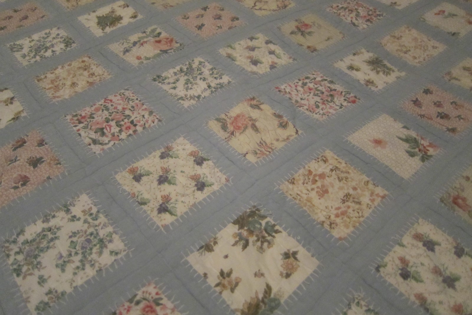 LINEN SOURCE PATCHWORK QUILT & SHAM 92X104 QUEEN/KING FLORAL ON BLUE STITCH
