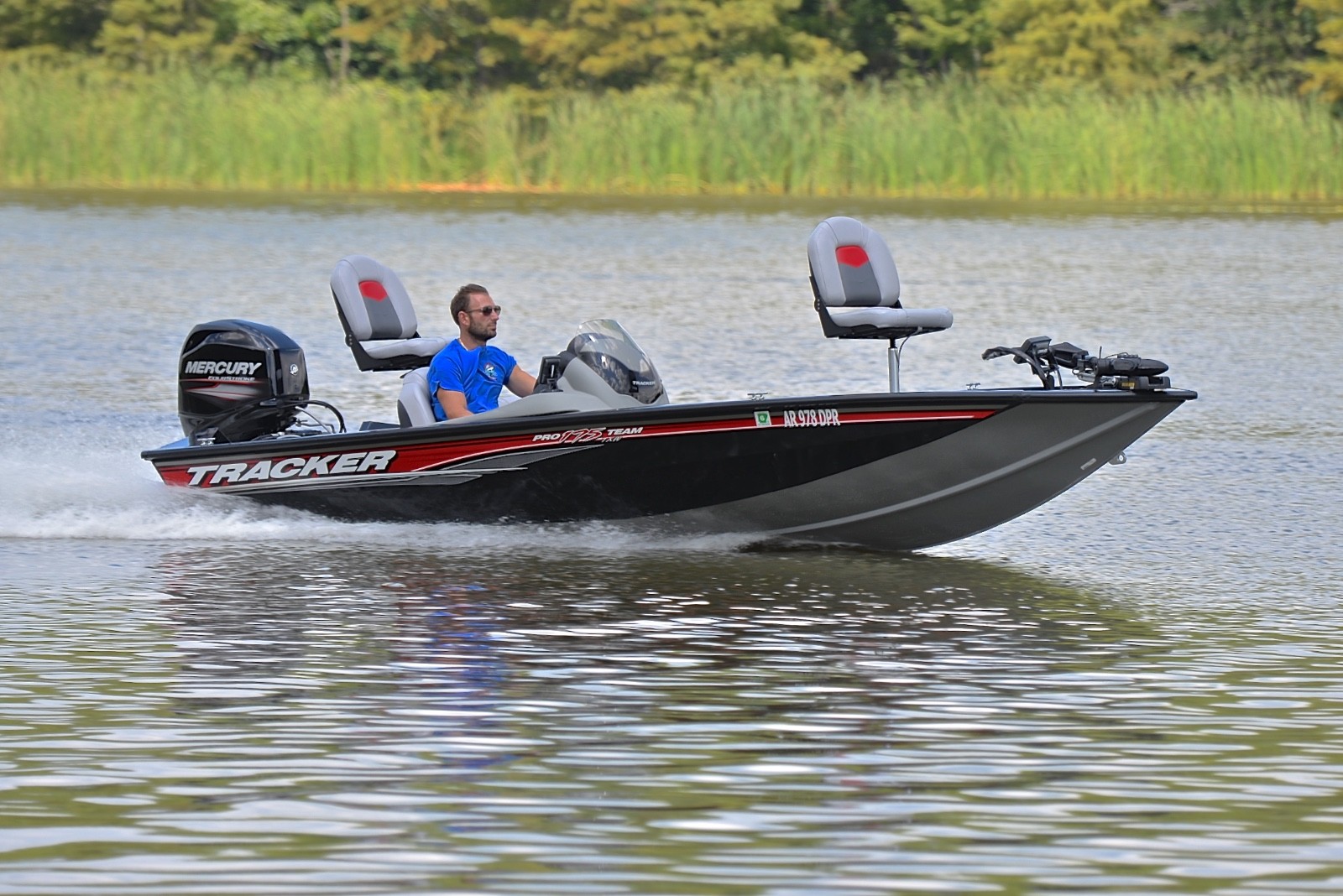 BASS TRACKER 175 TXW....ONLY 10 HOURS