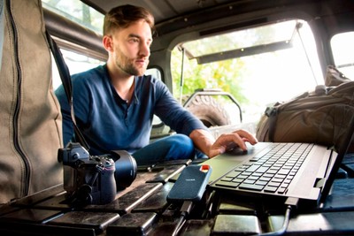 SanDisk - Extreme Portable 4TB External USB-C NVMe SSD - Black