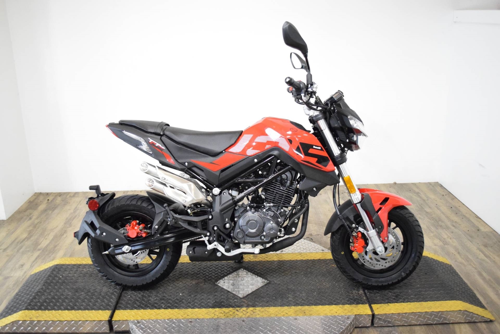 2021 benelli tnt 135 review