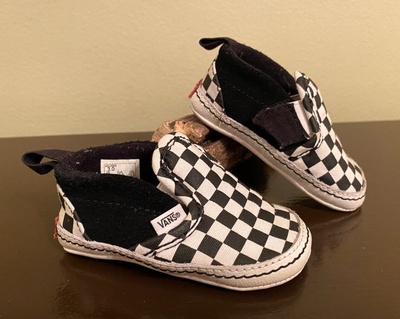 Infant black cheap and white vans