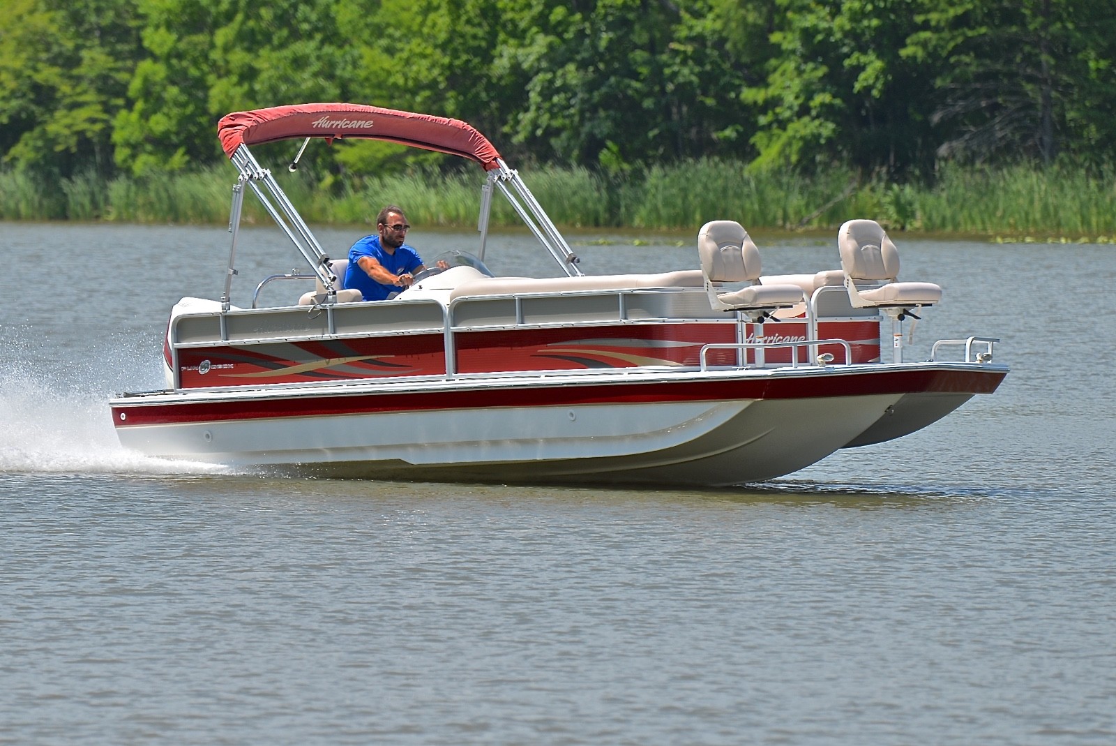 HURRICANE 226 FUN DECK.....150 HP....ONLY 30 HOURS
