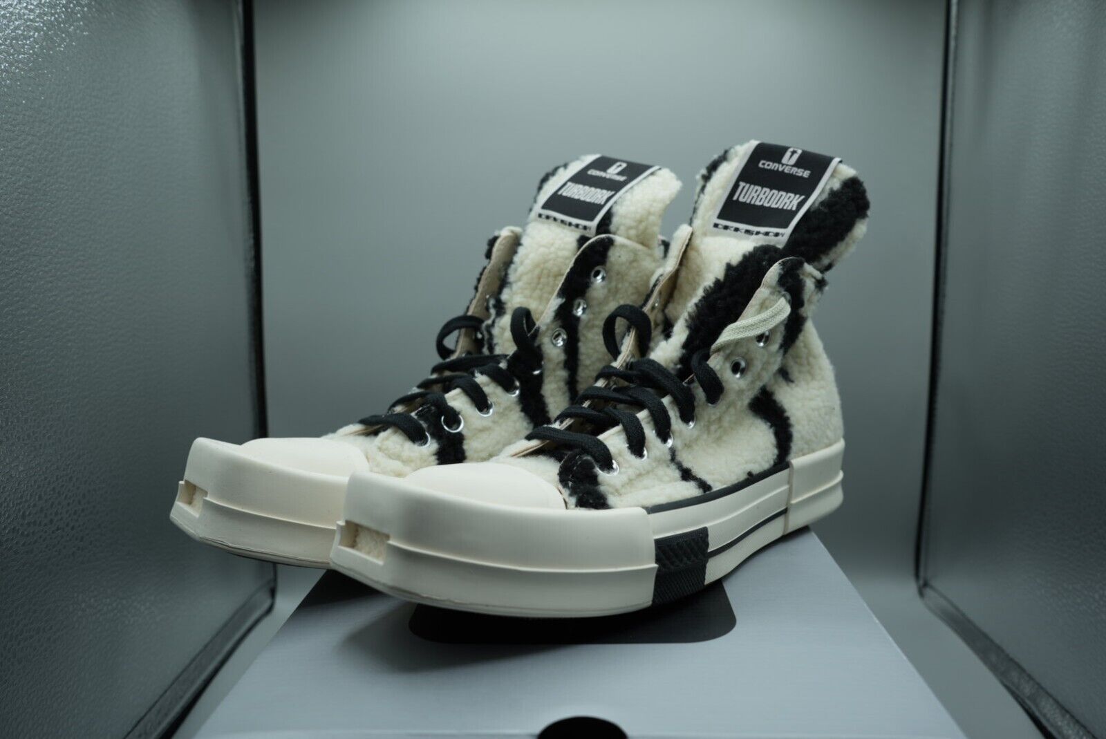 RICK OWENS X DRKSHDW TURBODRK CHUCK 70 HIGH 'ZEBRA' - Size RICK OWENS X DRKSHDW TURBODRK CHUCK 70 HIGH 'ZEBRA' - Size