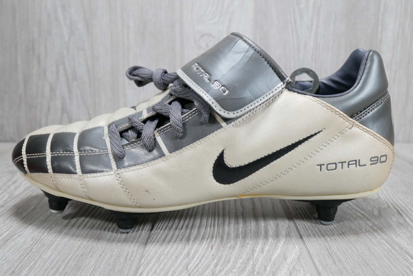 nike t90 black and white