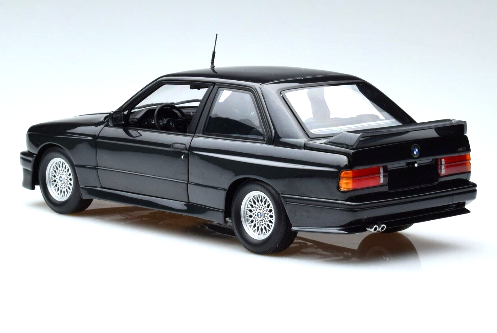 ミニカー BMW E30 M3 1/18 Genuine BMW E30 M3 Miniature 1:18 Scale Model Car - Red