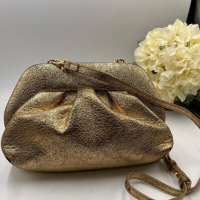 バッグ L'Appartement THEMOIRE GEA CLUTCH BAG Themoire GEA TIA LAMINATED Metallic GOLD Vegan Leather