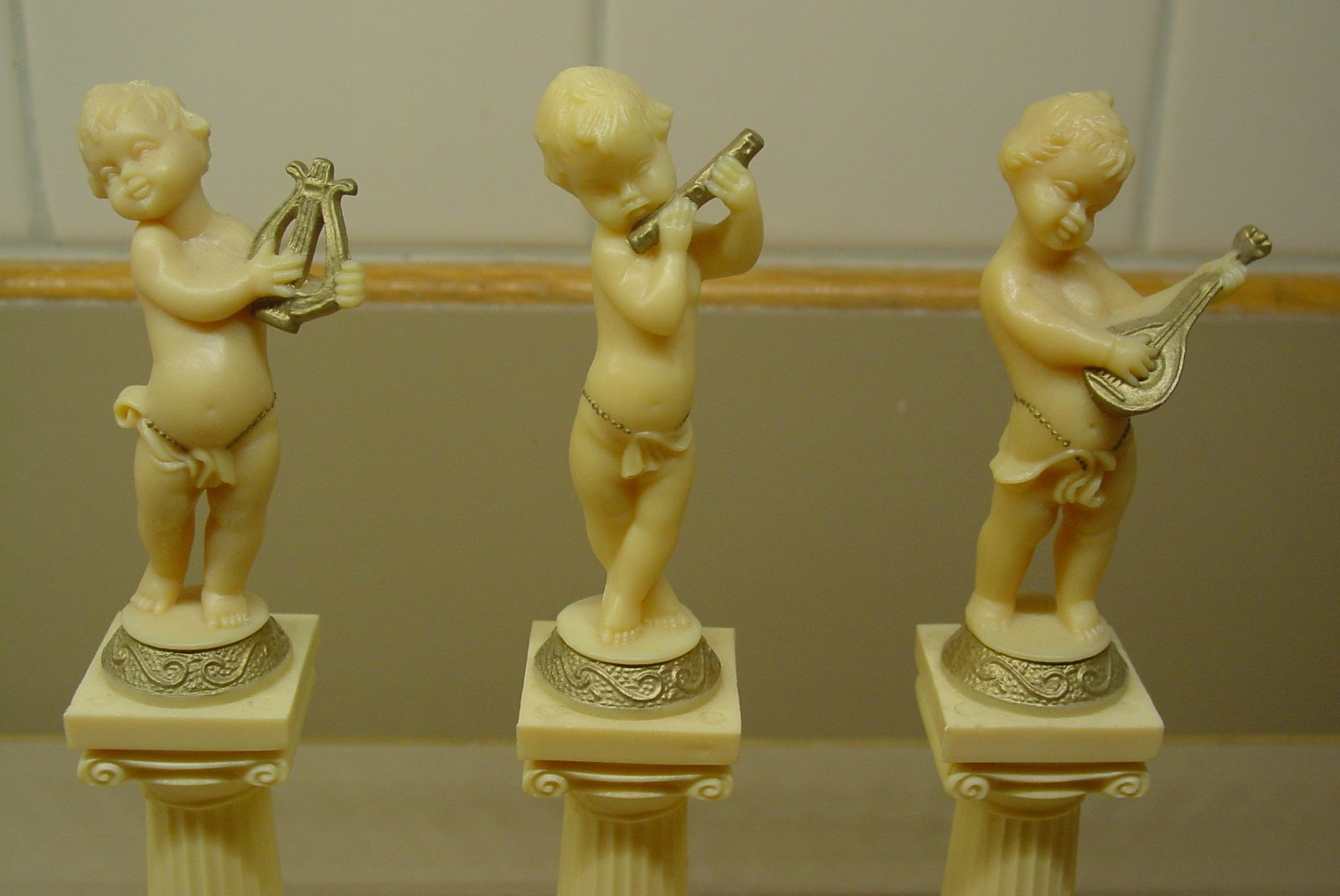 G Scale 3 Decorative Columns with Cherub Statues Playing Musical Instruments