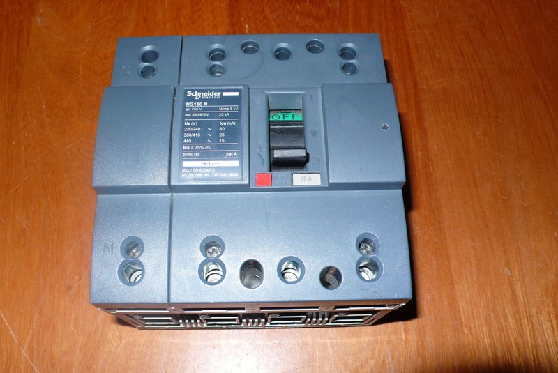 Disjoncteur Tetrapolaire 80a, Ng160n Schneider Electric 80amperes Pc25ka/380volt