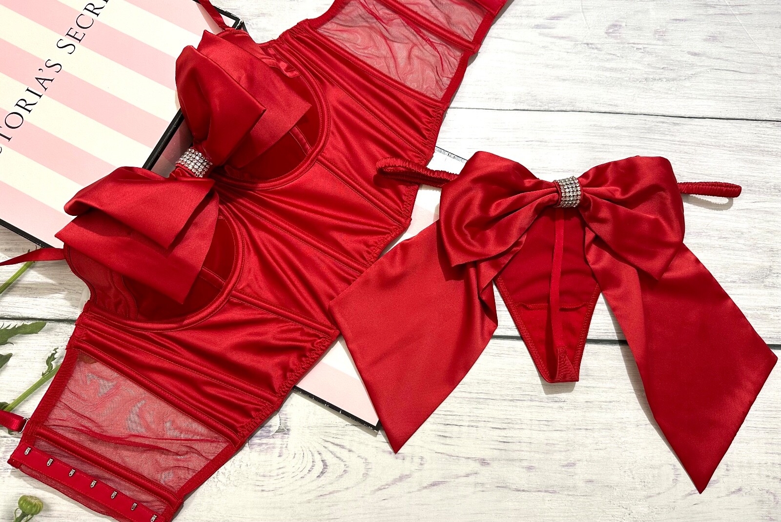 

Victorias Secret DREAM ANGELS Бюстгальтер с чашечками и бантом Топ-бюстье с V-образными стрингами Стринги Красный