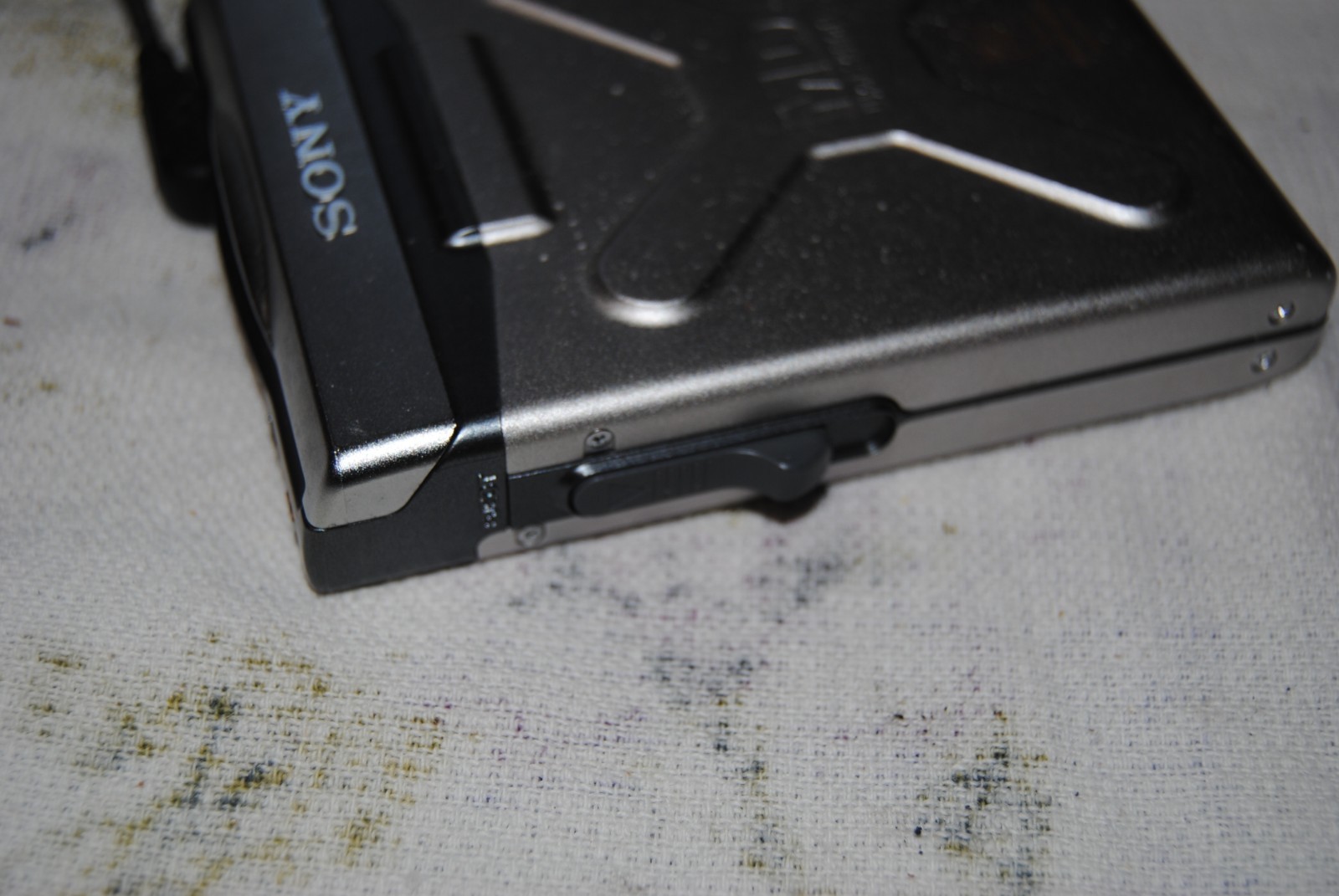 Sony Walkman MZ-EP11 Portable Mega Bass MiniDisc Player MD w/ Remote RM-MZ35