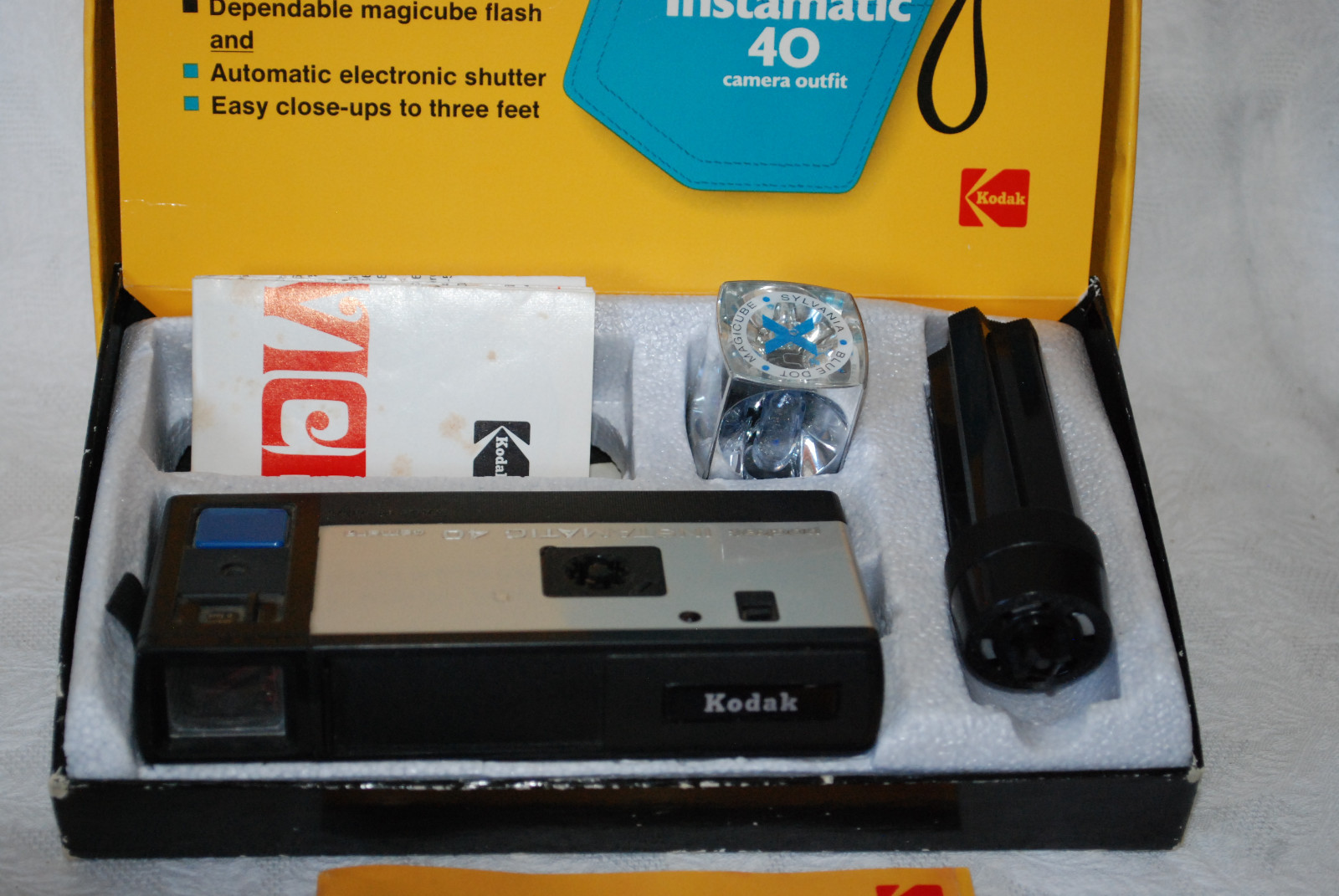Vintage KODAK POCKET INSTAMATIC 40 CAMERA OUTFIT W/ ORIGINAL BOX FLASH USA